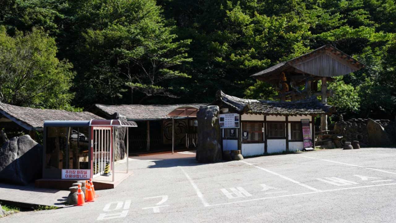 삼성궁 입구에 마련된 주차장과 관람객을 맞는 출입 공간. / 하동군