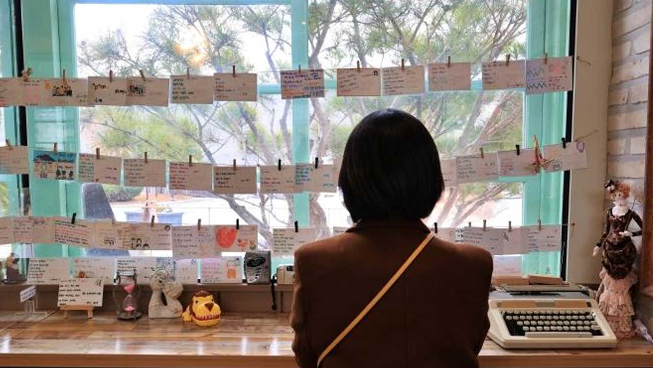 창가에 엽서와 타자기가 놓인 옛 역 건물 내부. / 대한민국 구석구석