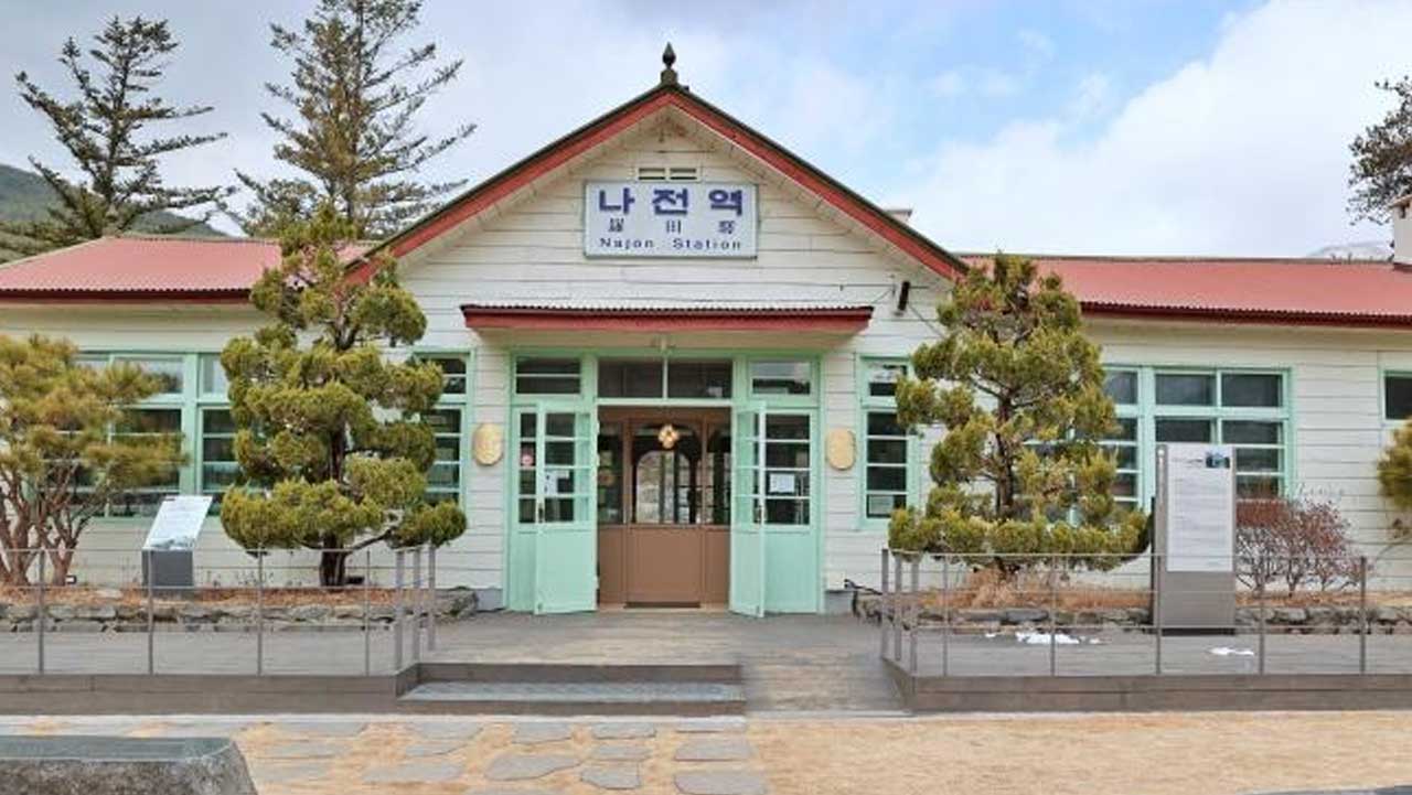 붉은 지붕과 연녹색 출입문이 눈에 띄는 정선 나전역. / 대한민국 구석구석