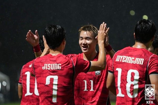 엄지성과 양현준(아시안게임 대표팀, 왼쪽부터). 대한축구협회 제공 