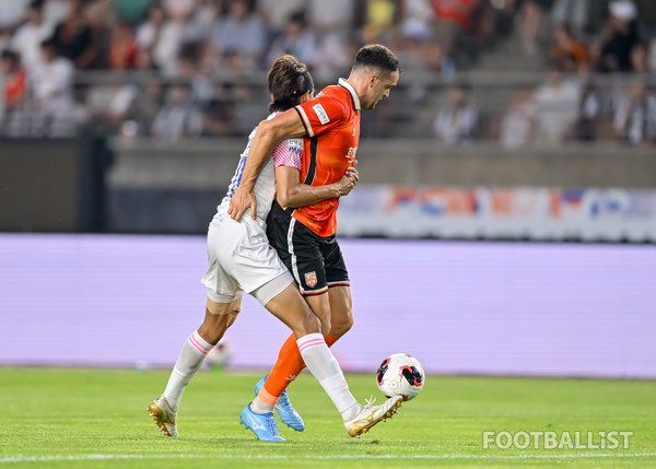 홍정운(왼쪽, 파주 프런티어 FC), 페트로프(오른쪽, 화성FC). 서형권 기자