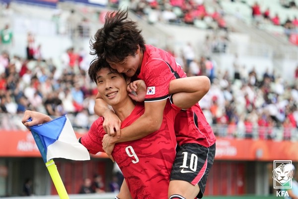 이영준과 배준호(왼쪽부터, 아시안게임 대표팀). 대한축구협회 제공
