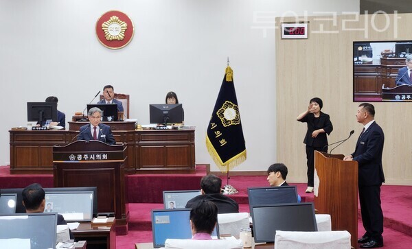 ▲김명환(왼쪽) 공주시의회 의원이 최원철 시장을 상대로 시정질문을 하고 있다. /사진-류석만 기자