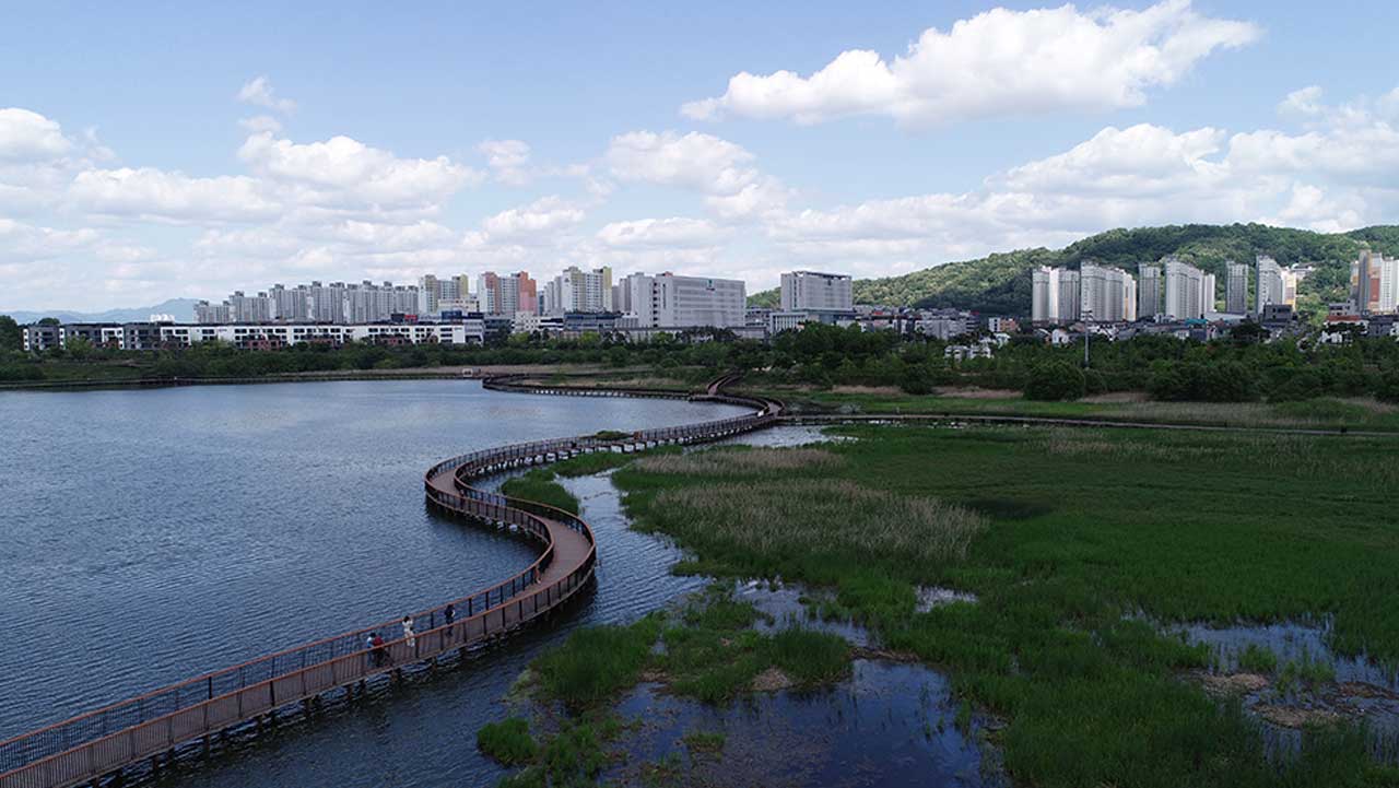 평탄하게 조성된 산책로 전경. / 투어전북