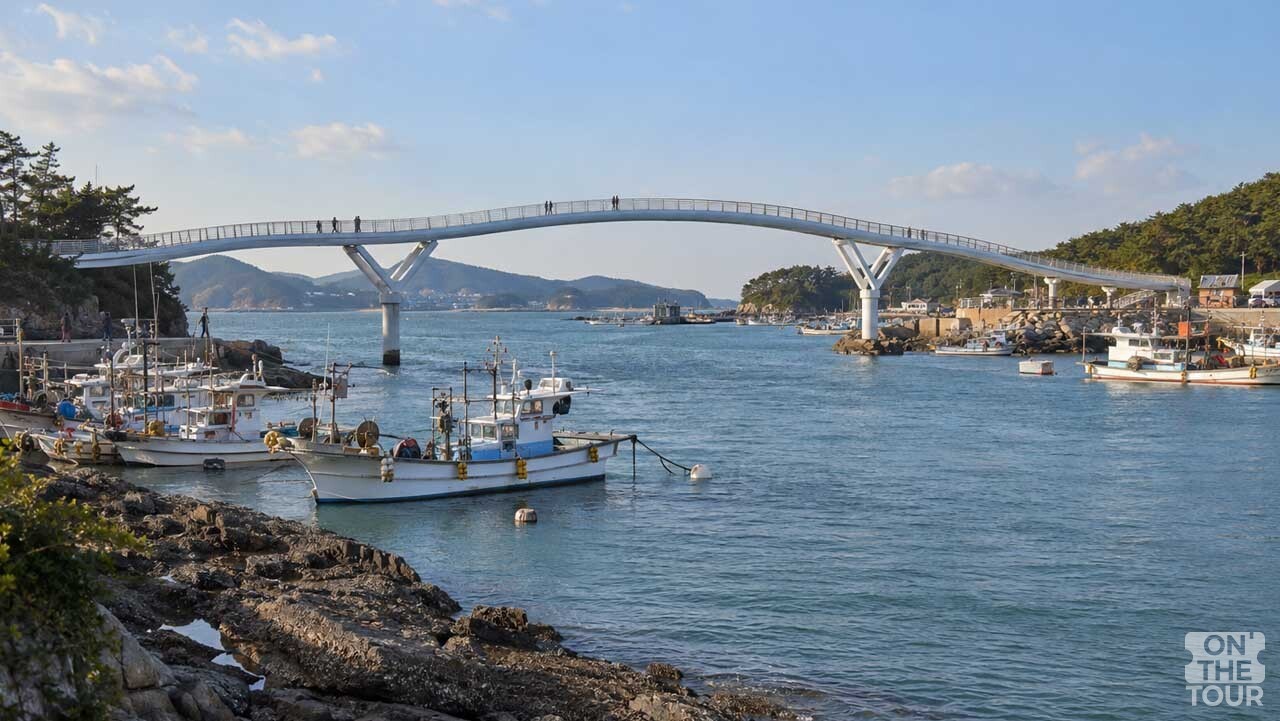 태안 백사장항에서 바라본 해상인도교와 항구 풍경. (AI 생성) / 온더투어