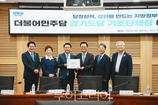 민경선 시장이 이광재 예결위원장에게 국비 증액 건의서를 전달하고 있다/투어코리이뉴스 김경남 기자 사진=고양시