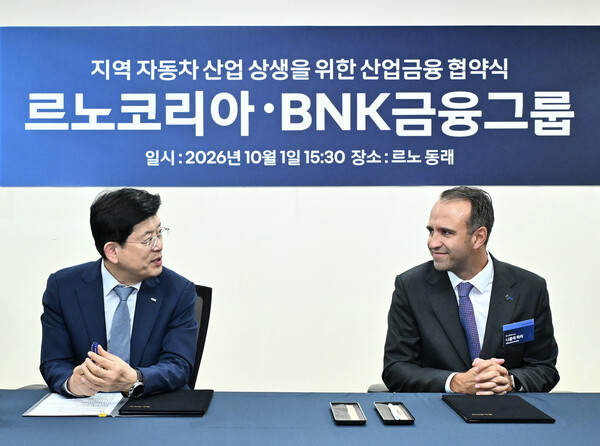 (사진 왼쪽부터)빈대인 BNK금융그룹 회장, 니콜라 파리 르노코리아 대표이사 (사진=BNK금융그룹 제공)