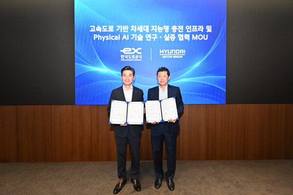 조성민 한국도로공사 도로교통연구원장(사진 왼쪽)과 정호근 현대차그룹 미래전략본부장 부사장(오른쪽) (사진=현대자동차그룹 제공)