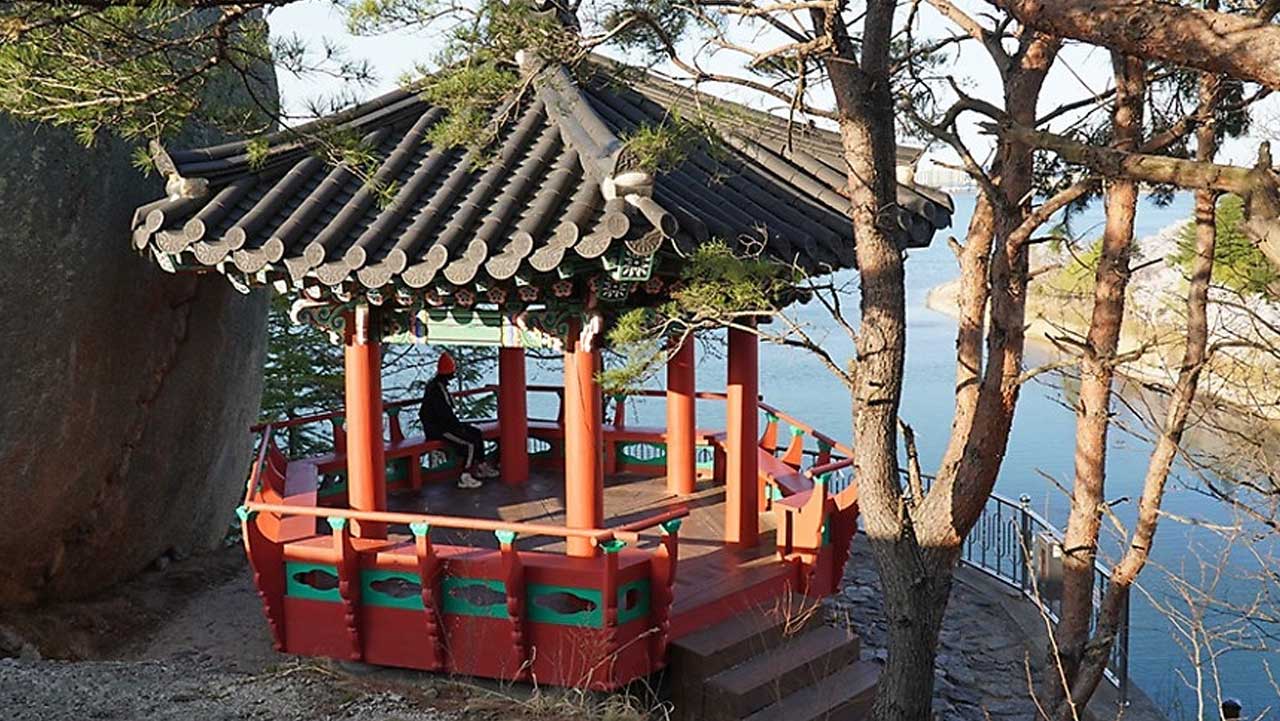 맑은 호수 풍경을 시원하게 내려다보며 쉴 수 있는 영랑정. / 속초시