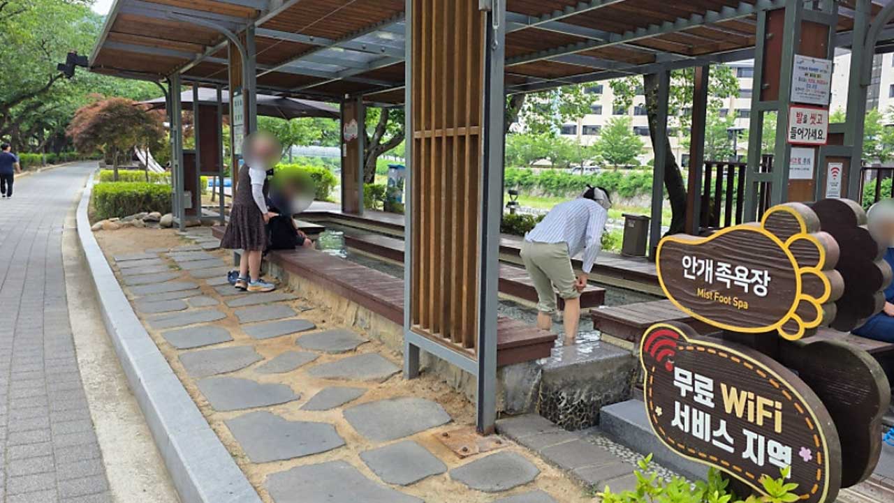산책로를 따라 이어진 수안보온천 안개 족욕장과 휴식 공간. / 충주시 공식 SNS
