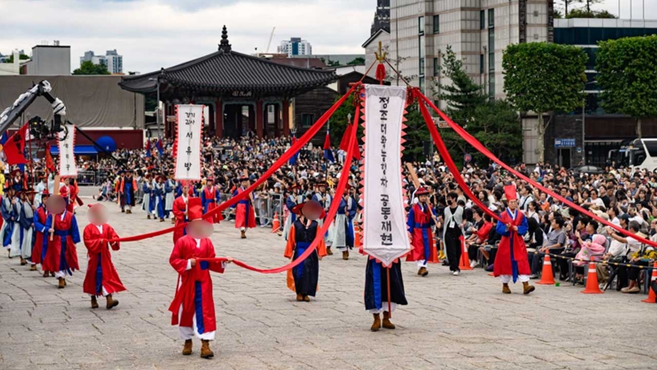 깃발을 앞세워 이동하는 정조대왕 능행차 공동재현. / 수원화성문화제