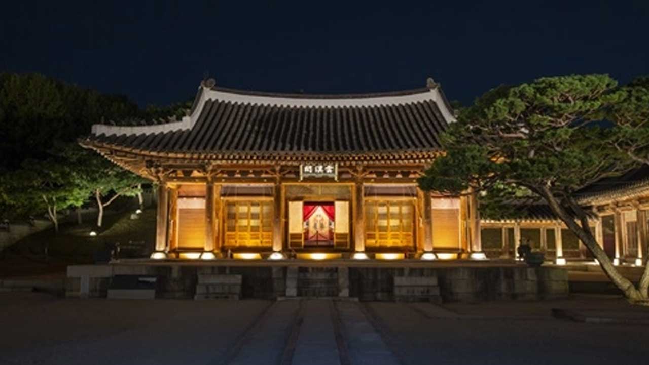 은은한 조명이 목조 건물을 밝히는 수원 화령전의 밤 풍경. / 수원화성문화제