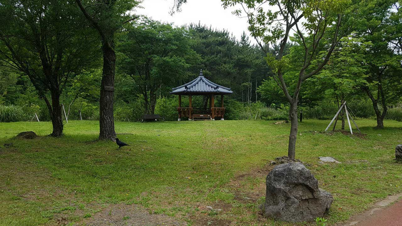 주변 자연을 감상하며 여유롭게 쉬어갈 수 있는 붉은오름자연휴양림 휴게시설. / 제주도청