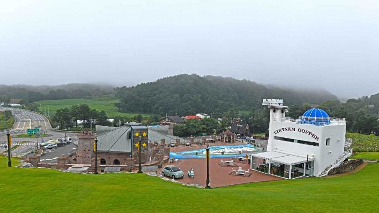 언덕 위에서 내려다본 선박 모양의 카페와 평창의 고즈넉한 산세. / 대한민국 구석구석