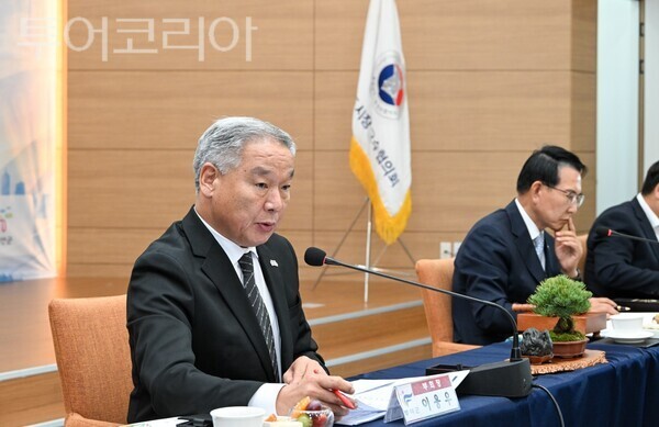 ▲이용우 부여군수가 지난 30일 홍성군 에덴힐스 힐링파크에서 열린 민선 9기 1차 년도 제1차 충청남도시장·군수협의회에서 ‘농촌지역 위험 빈집정비를 위한 제도 개선’과 ‘(가칭) 충남 송전탑 공동대응기구 구성’ 등 2건의 현안을 공식 건의하고 있다. /사진-부여군