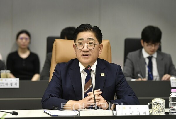 김포시가 1일 한국공항공사, 국가보훈부와 함께 체결한 ‘보훈가족 온(溫) 하우스 프로젝트 업무협약식’에서 이기형 시장이 인사말을 하고 있다.