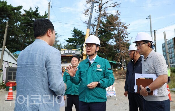 ▲소나무재선충병 고사목 제거 현장을 방문한 윤희신(가운데) 태안군수 모습. /사진-태안군