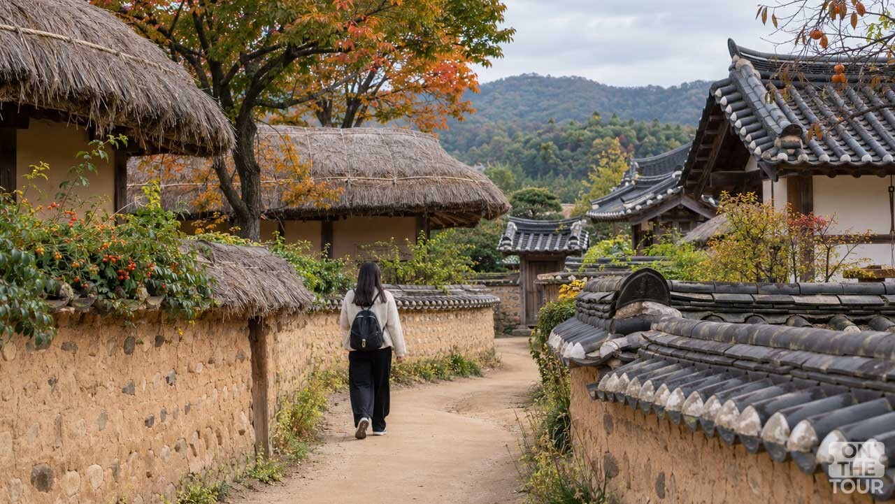 초가와 기와집 사이 골목을 걷는 하회마을 여행객. (AI 생성) / 온더투어