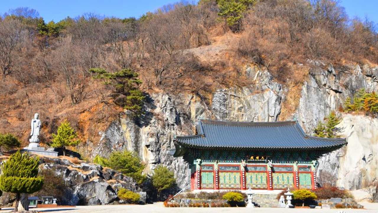 높은 석회암 절벽을 뒤로하고 자리한 논산 반야사 대웅전. / 충남 누리집