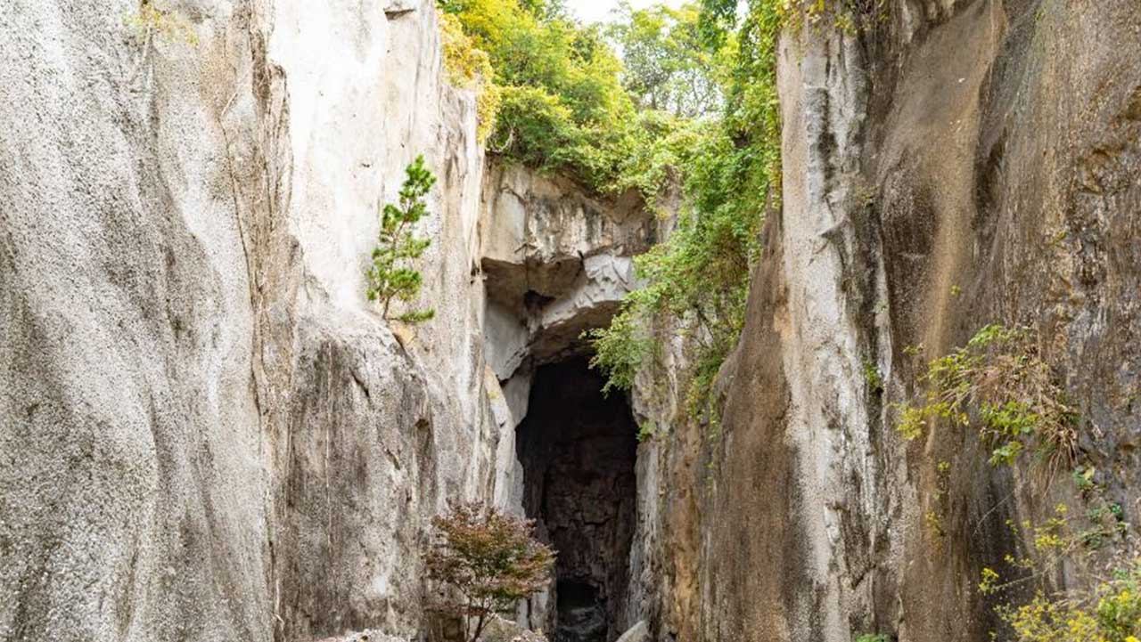 높은 암벽 사이로 옛 갱도 입구가 보이는 논산 반야사 협곡. / 한국관광공사