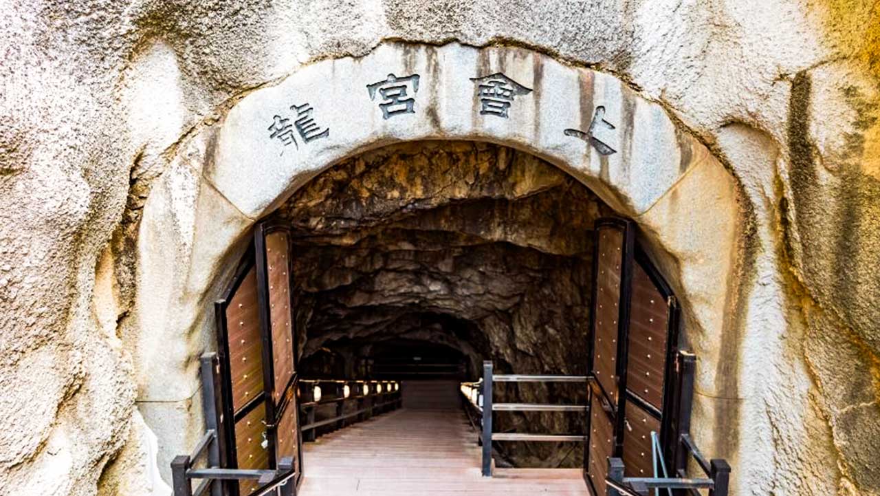 ‘용궁회상’ 글자가 새겨진 논산 반야사 동굴 법당 입구. / 한국관광공사