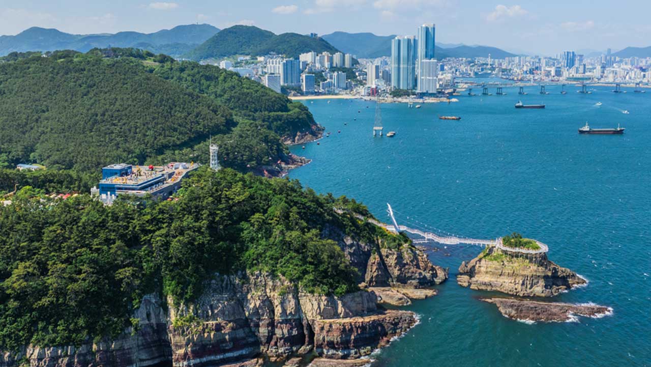 암남공원 해안 절벽과 송도용궁구름다리 너머로 펼쳐진 부산 앞바다. / 부산 서구청