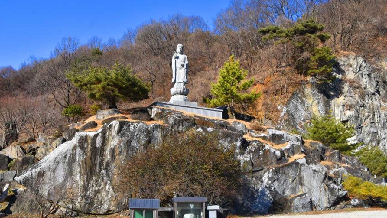 논산 반야사 바위 절벽 위에 세워진 야외 불상. / 충남 누리집