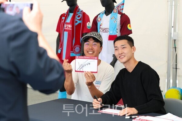 우상혁 선수가 싸인을 해주고 있다/투어코리아뉴스 정명달 기자 사진=용인시