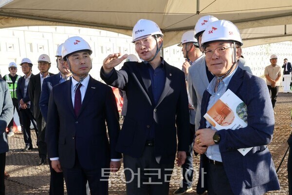 이상일 시장과 이남오 함평군수가 SK하이닉스 펩 건설공장을 방문했다/투어코리아뉴스 정명달 기자 사진=용인시