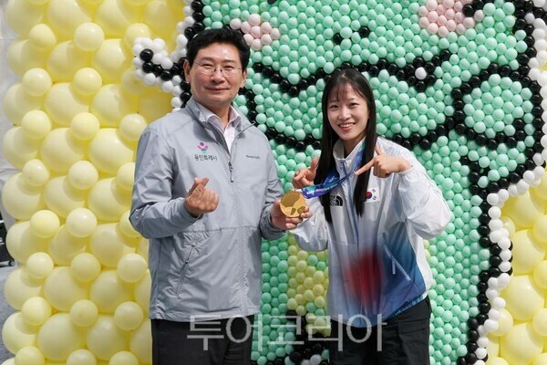 이상일 시장과 정하은 선수/투어코리아뉴스 정명달 기자 사진=용인시