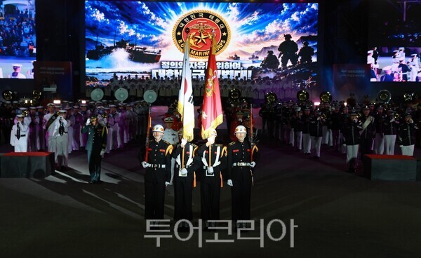 ▲계룡대 활주로 상설공연장에서 지난 1일 열린 제16회 계룡軍문화축제 개막식에서, 국군 의장대가 태극기와 부대기를 앞세워 절도 있는 의장 공연을 펼치고 있다.