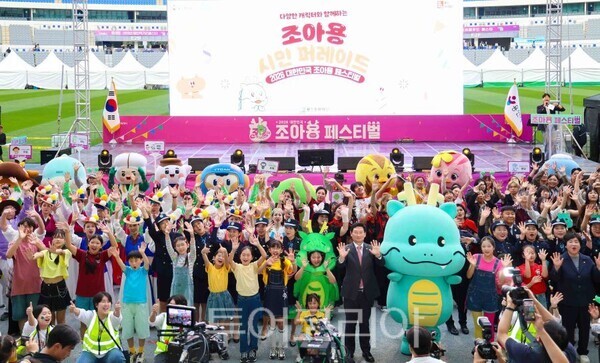 이상일 시장이 조아용페스티벌에 함께한 시민과 기념촬영을 하고 있다/투어코리아뉴스 정명달 기자  사진=용인시