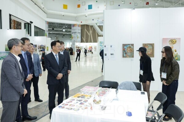 아트페어 ‘PIATE 2026’ 전시관을 관람하는 민경선 시장/투어코리아뉴스 김경남 기자 사진=재단