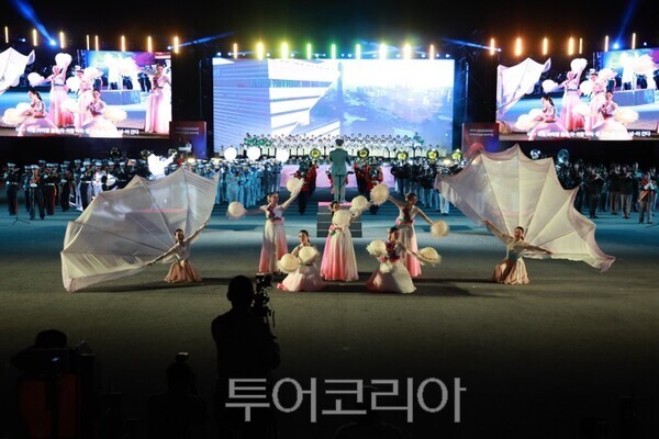 ▲계룡대 활주로 상설공연장에서 지난 1일 열린 제16회 계룡軍문화축제 공동개막식에서 무용단의 화려한 공연이 펼쳐지고 있다.