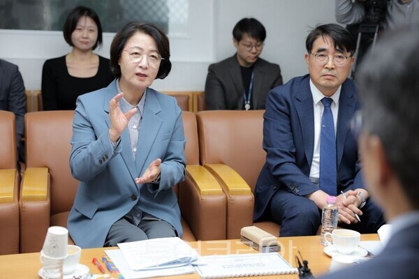 추미애 지사가 홍지선 장관에게 경기도의 현안을 설명하고 있다/투어코리아뉴스 정명달 기자 사진=경기도