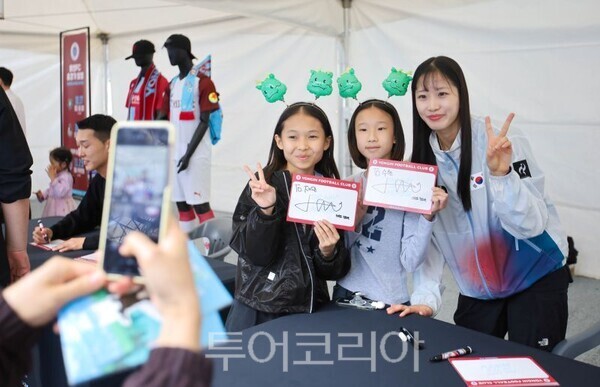 정하은 선수가 시민과 기념 사진을 촬영하고 있다/투어코리아뉴스 정명달 기자 사진=용인시