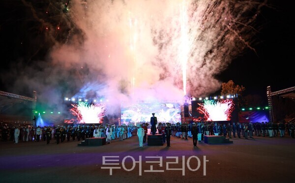 ▲계룡대 활주로 일원에서 지난 1일 막을 올린 ‘제16회 계룡軍문화축제’ 개막식에서 국방부 팡파르단·전통의장대를 비롯해 육·해·공군 군악·의장대, 미8군 군악대, 한미연합사 의장대 등 14대 부대 장병들이 절도있는 도열을 선보이고 있다. /사진-계룡시