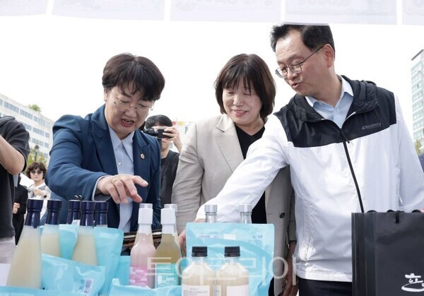출품 된 막걸리를 살펴보는 고은정 경기도부의장, 김미수 의장, 민경선 시장/투어코리아뉴스 김경남 기자 사진=고양시