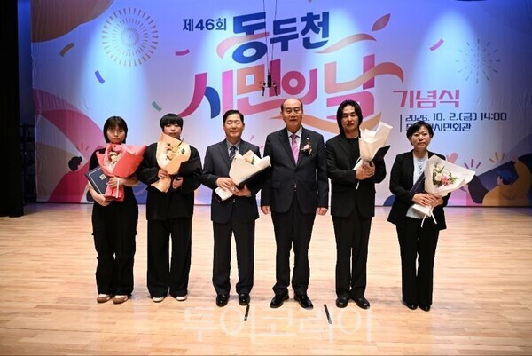 박형덕 시장과 새롭게 홍보 대사에 위촉된 시민/투어코리아뉴스 정명달 기자 사진=동두천시