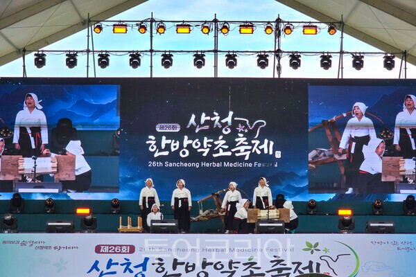 사진 / 산청한방약초축제 행사장 주무대에서 공연을 하는 모습_투어코리아 유지훈 기자
