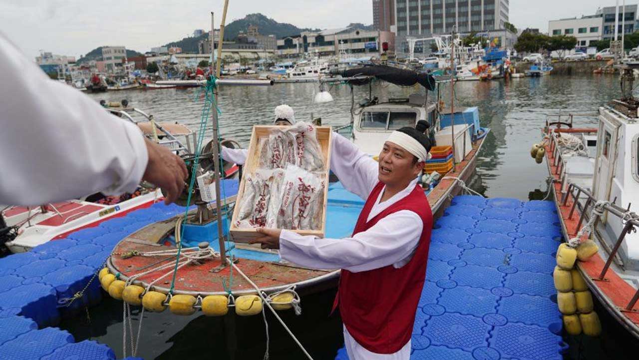 목포항구축제에서 상인이 수산물을 들어 보이며 파시 경매를 진행하는 모습. / 대한민국 구석구석