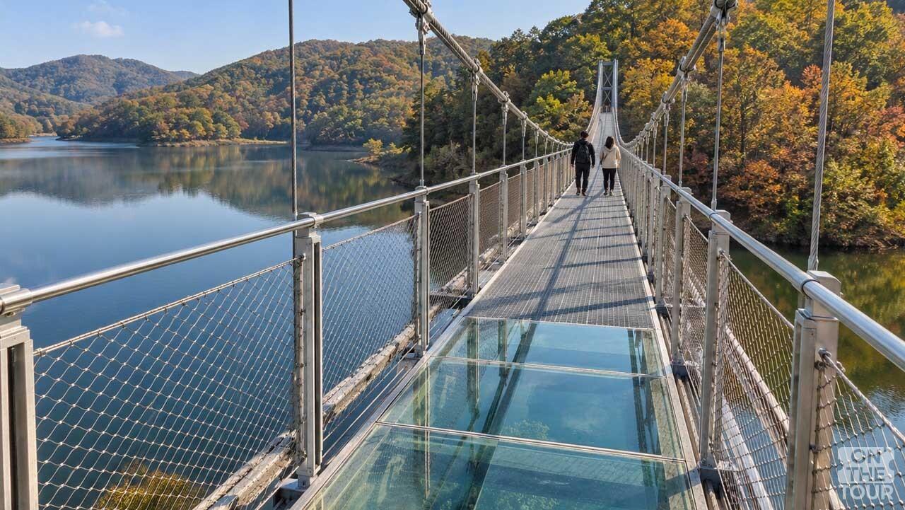 파주 마장호수 출렁다리의 투명 바닥과 주변 가을 산자락. (AI 생성) / 온더투어
