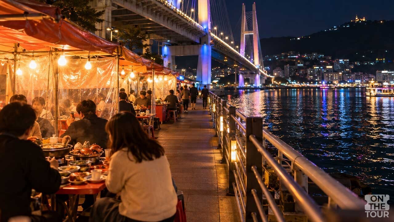 여수 거북선대교 조명 아래 포차에서 식사하며 밤바다를 즐기는 모습. (AI 생성) / 온더투어