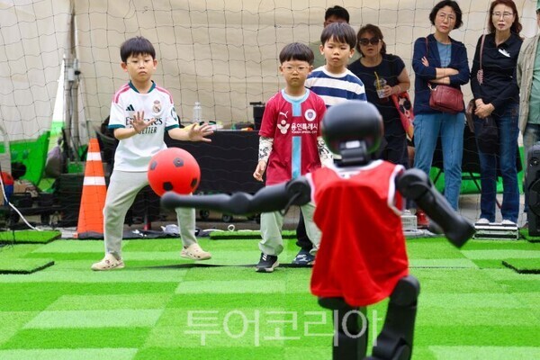 휴머노이드와 축구게임 하는 어린이들/투어코리아뉴스 정명달 기자 사진=용인시