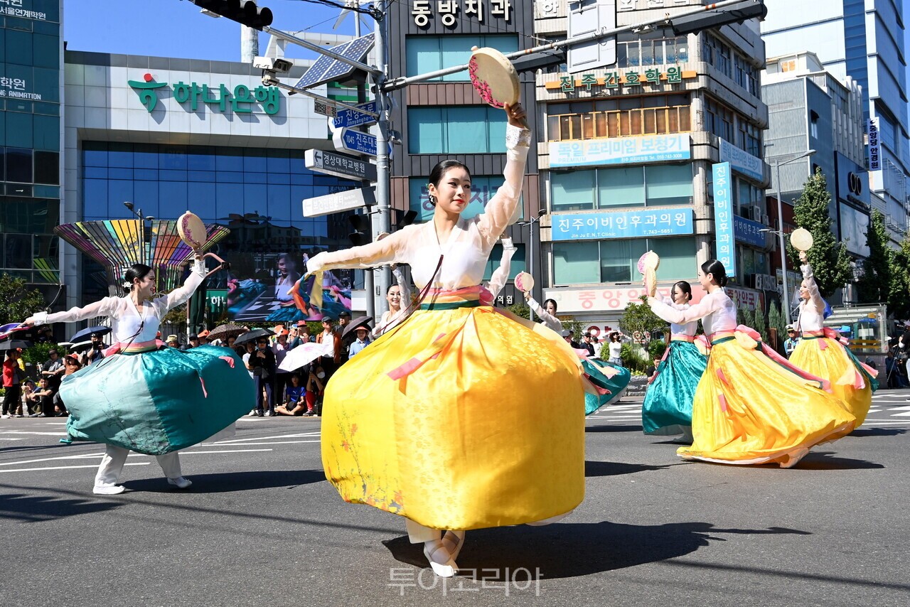 진주 개천예술제 가장행렬/사진-진주시