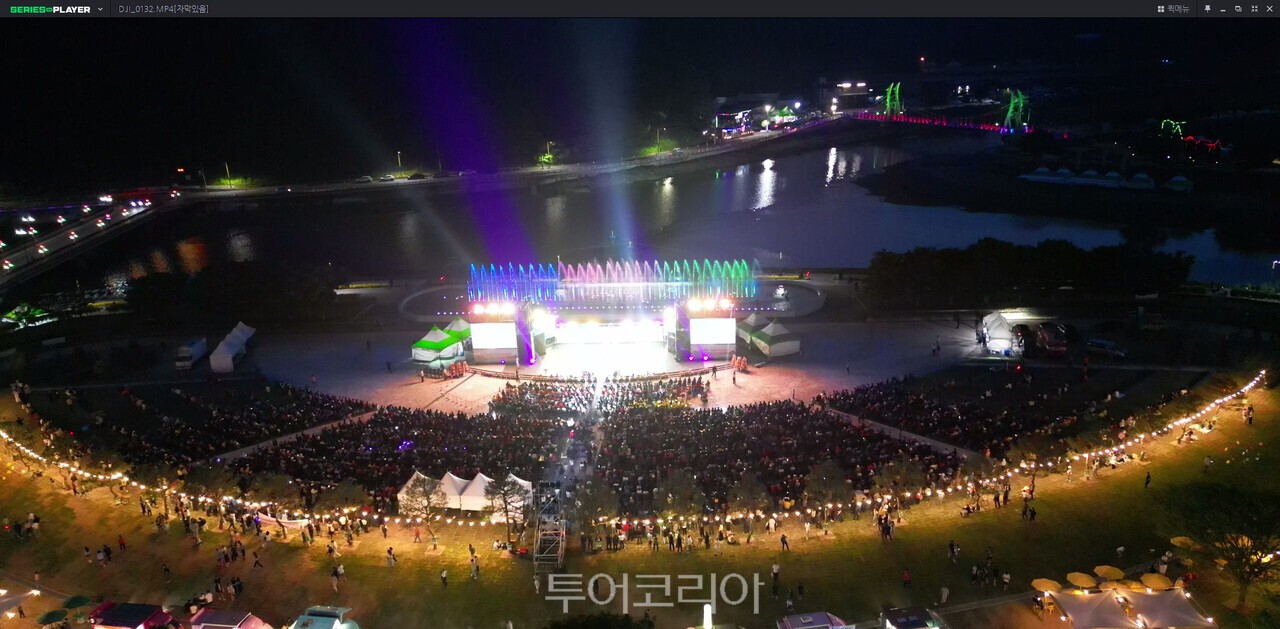 화려한 불빛과 수많은 사람들로 가득한 황룡강 /사진- 장성군
