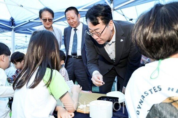 정명근 시장이 ‘2026 정조대왕 효 전국바둑축제’​ 참가한 어린이와 대국을 펼치고 있다/투어코리아뉴스 정명달 기자 사진=화성시