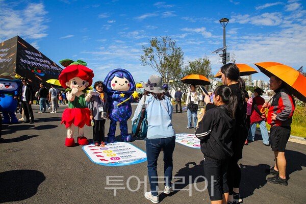 사진 / 2026여수세계섬박람회장을 찾아온 관람객들의 모습