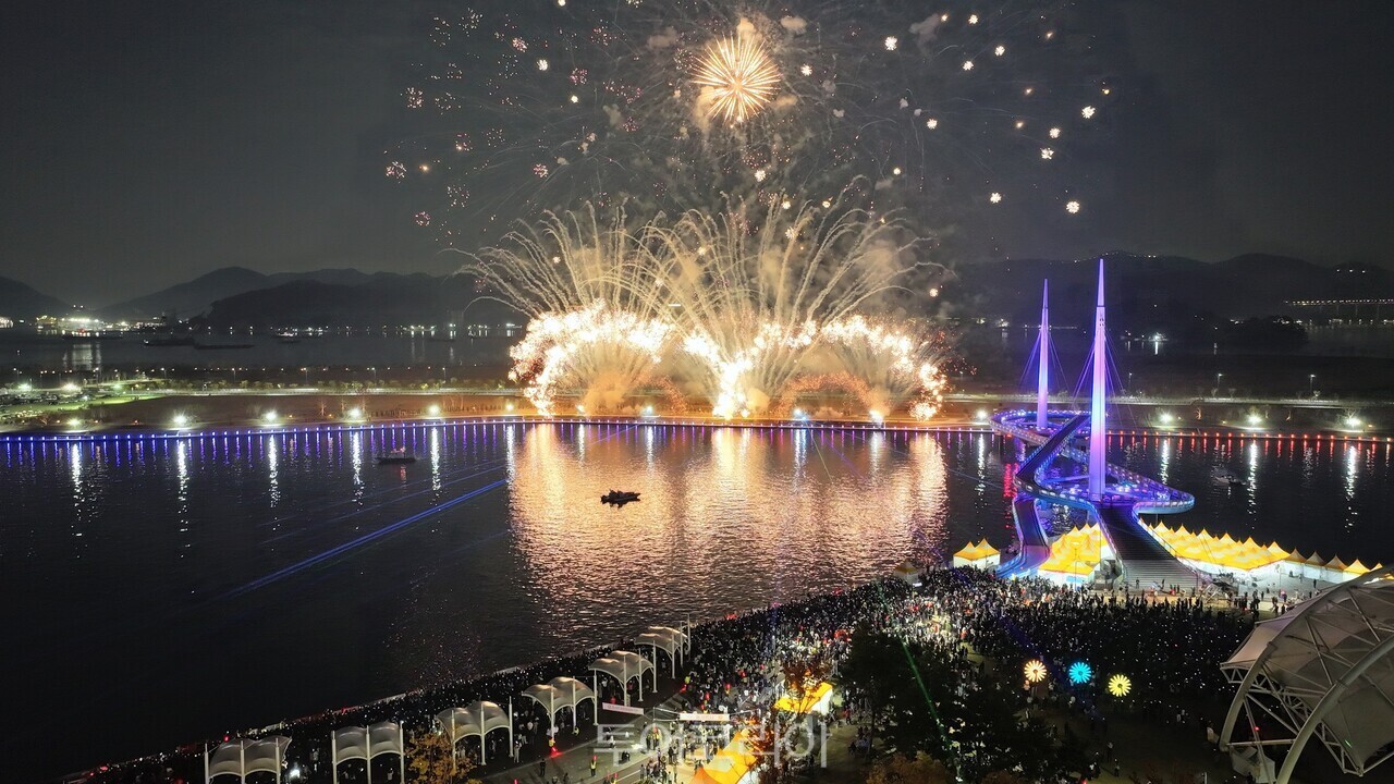 마산가고파국화축제 멀티미디어 불꽃쇼 /사진-창원시