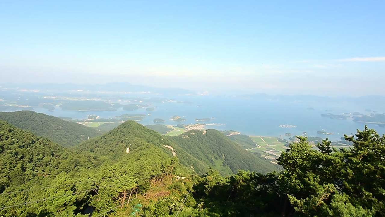 하동 금오산에서 내려다본 산자락과 남해의 섬들. / 코리아 짚와이어